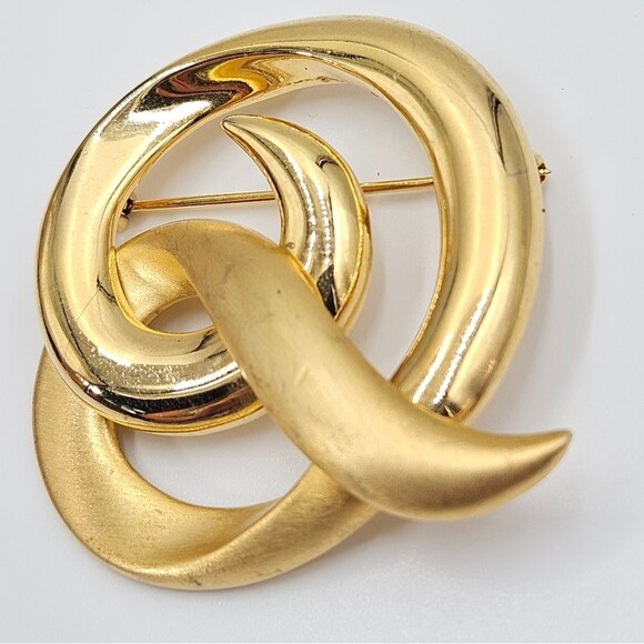 Vintage Two Tone Goldtone Metal Curlicue Swirl Rib Ribbon Brooch - Picture 3 of 7